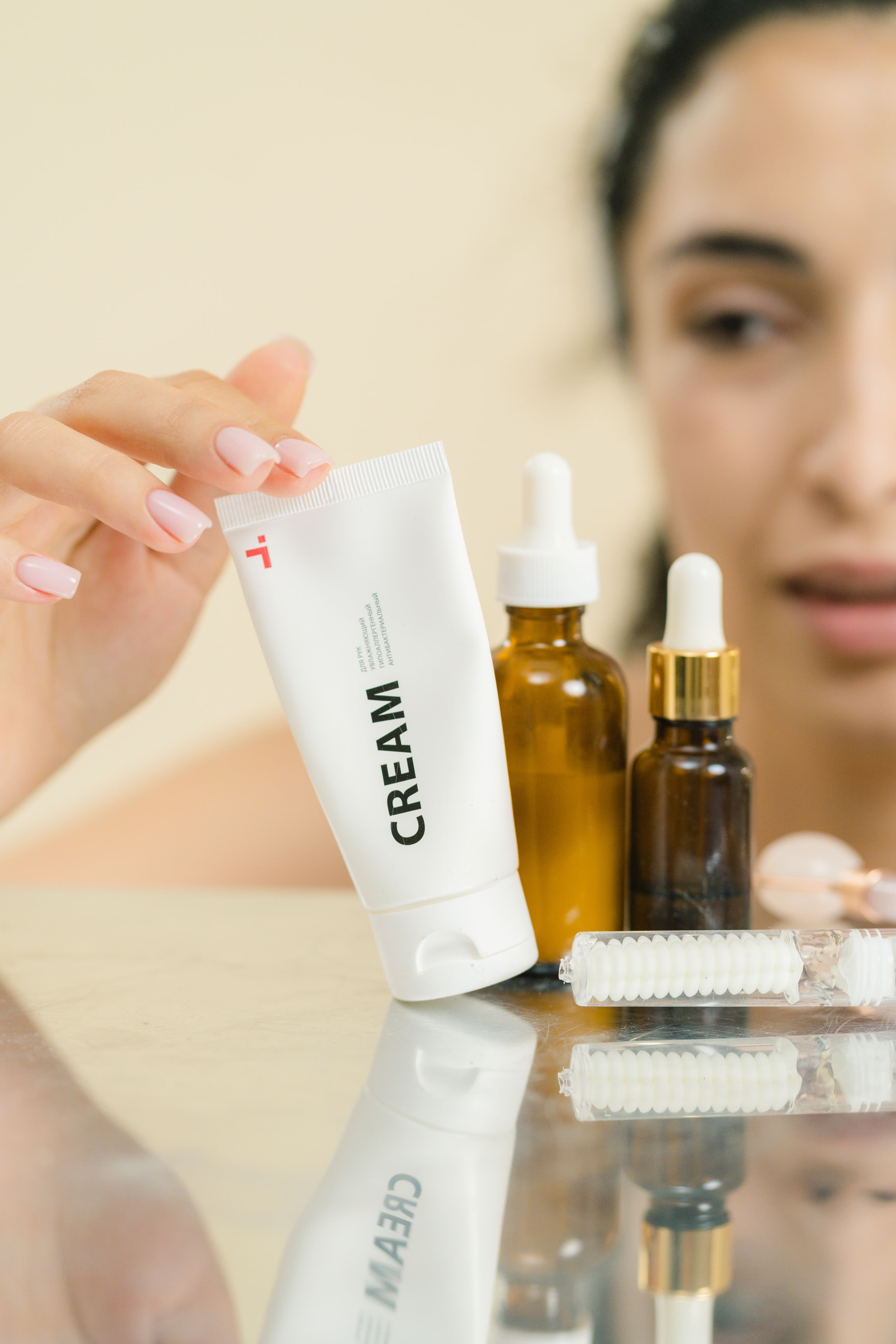 Crema y sérums de dermocosmética sobre un tocador